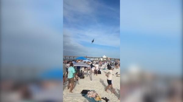 Momentul în care un avion de luptă a zburat la câțiva metri deasupra unei plaje aglomerate din SUA