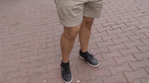 Dezbaterea privind pantalonii scurţi la birou. Patronii au dreptul, legal, de a-i interzice