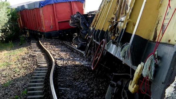 Tren cu sulf deraiat în Constanța. Patru vagoane au sărit de pe șine, iar unul s-a răsturnat