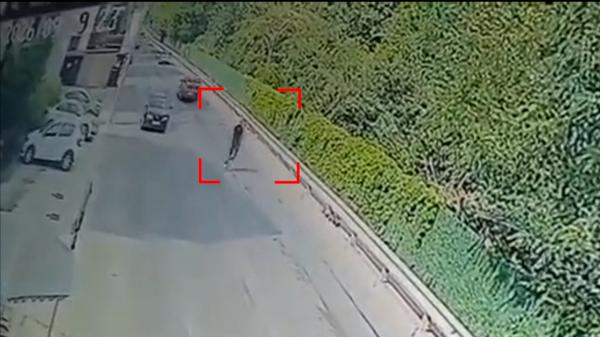 Filmul evadării sirianului din Ilfov. Cum a reuşit să scape de sub nasul jandarmilor, deşi avea cătuşe