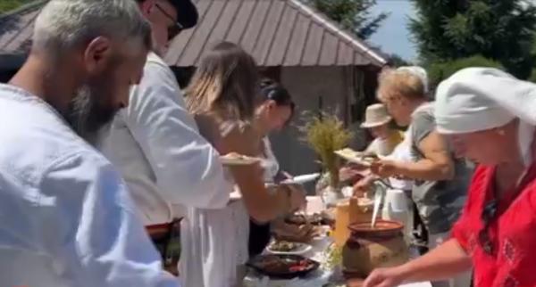 Răsfăţul corporatiştilor, mutat la ţară. De la moft urban, la tradiţiile satului