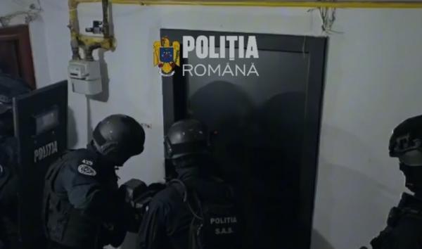 "Mă duc la ea şi-i fac felul! Poliţia, dormiţi pe voi". În scurt timp, mascaţii au intrat peste el în casă