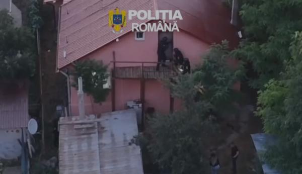 Momentul în care mascaţii ridică un bărbat, urmărit internaţional. Se ascundea în mansarda unei case din Iaşi