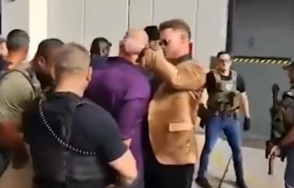 De la petrecere, la închisoare. Fraţii Tate, ridicați de autoritățile americane pentru încă 38 de acuzaţii