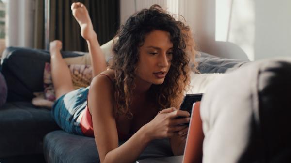 Sextingul, între flirt şi şantaj. Când un mesaj intim poate distruge o viață