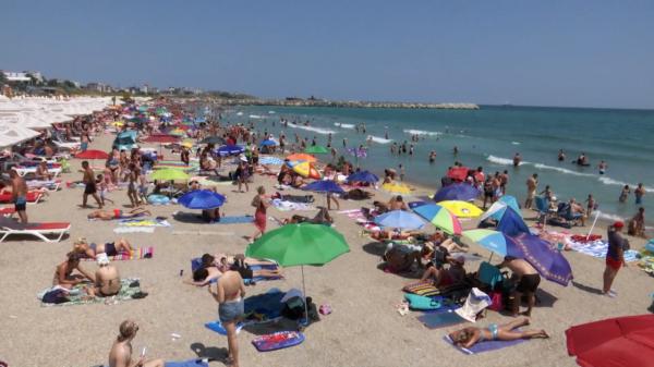 Stațiunea în care distracția pe plajă se poate termina cu amendă