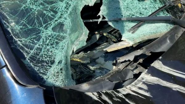 Bărbat, strivit în maşină de un bolovan desprins de pe versant pe Valea Oltului. La volan se afla fiica lui