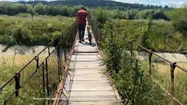 Adolescent, mort după ce a căzut de pe o punte, peste râul Suceava. Tânărul se afla pe bicicletă