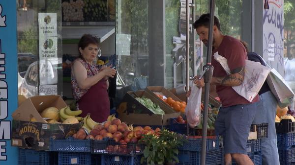 Aprozarele de la colţul blocului revin în forţă. Ce preţuri au, în comparaţie cu supermarketurile