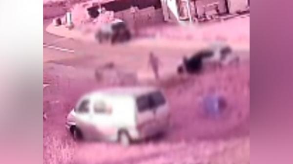 Momentul când şoferul din Suceava intră intenţionat în copilul pe trotinetă, apoi coboară şi îl loveşte