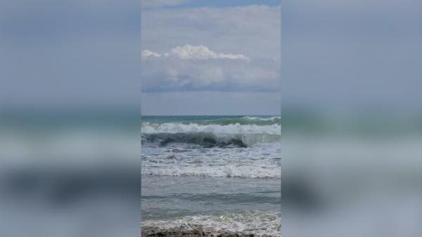 Valuri de 3 metri în larg şi steag roşu arborat. Staţiunile în care turiştii nu au voie să intre în mare