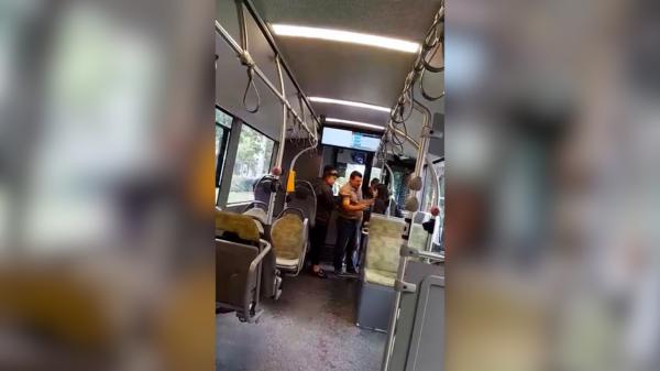 Scandal în STB. O femeie a tras de păr şi a bătut o controloare după ce a fost prinsă fără bilet de călătorie