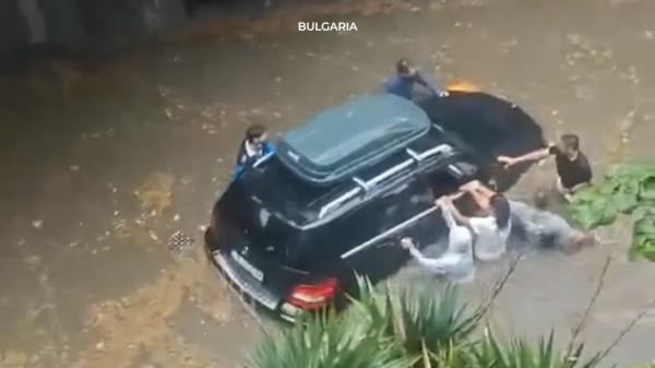 Stațiunea preferată de români, acoperită de ape după o furtună violentă: "Pompierii m-au scos afară"