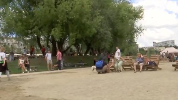 Marea s-a mutat la Cluj. Plajă urbană cu nisip, muzică și acces gratuit pe malul Someșului
