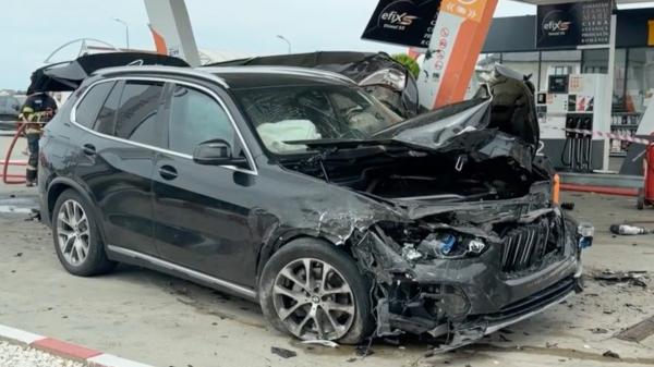 Doi șoferi din Dolj, accident de groază. Au intrat cu mașinile într-o pompă de alimentare: "Catastrofă!"
