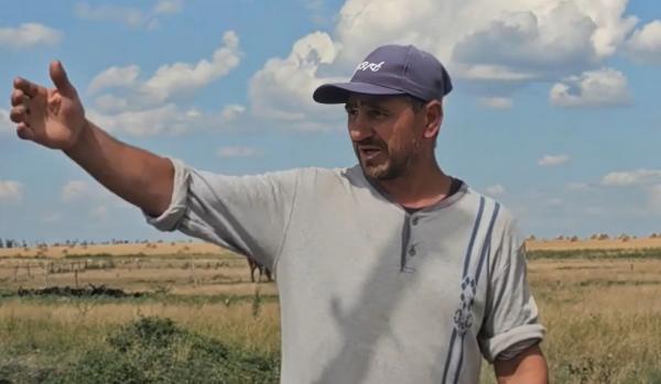 EXCLUSIV. Mărturia ciobanului care a găsit primele fragmente ale dronei doborâte la Buzău: "Era o gaură mare"