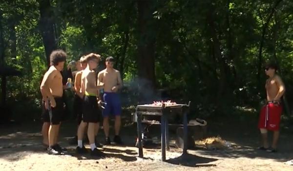 Fără buget de vacanţe scumpe, dar cu chef de distracţie, ieşenii au ieşit la grătar în pădurea Ciric