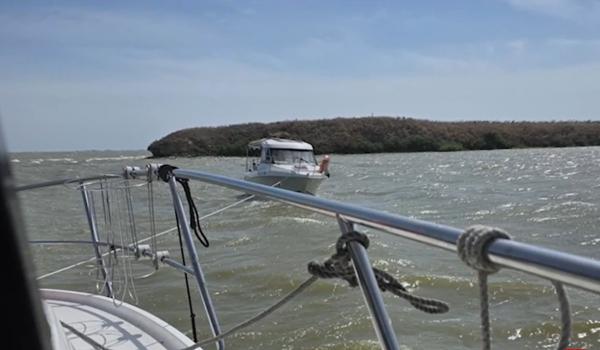Turişti, la un pas să se răstoarne cu barca pe lacul Razelm. Primarul comunei a pornit în misiunea de salvare