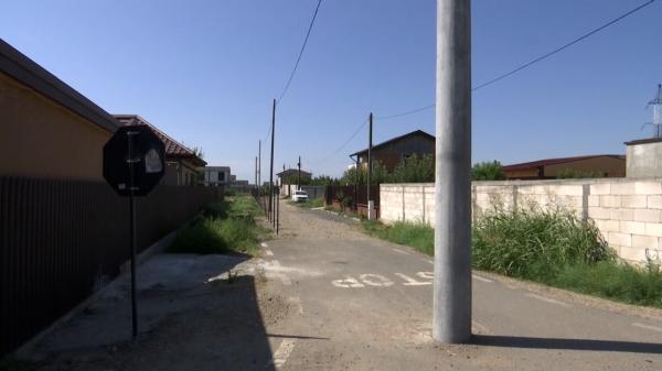 Comuna în care un stâlp de electricitate a fost montat în mijlocul soselei. Cum s-a întâmplat