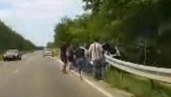 Doi pensionari, la un pas de moarte după ce maşina în care se aflau a fost străpunsă de o bară metalică