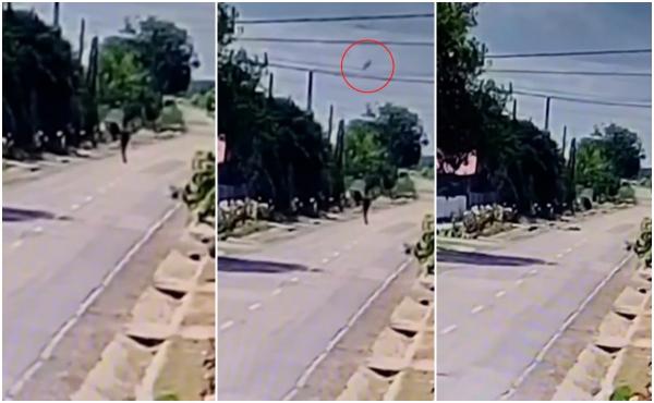 Momentul când un copil aflat pe trotinetă este lovit de un obiect neidentificat, căzut din cer, în Brăila