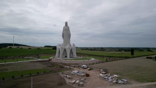 Satul cu 200 de locuitori unde un milionar a construit cea mai înaltă statuie a Fecioarei Maria din Europa