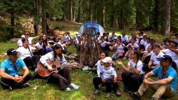 Tabăra unde părinţii sunt colegi de joacă pentru copii. Locul în care familiile se reunesc