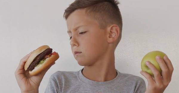 Obiceiurile din familie decid ce ajunge în farfuria copiilor. Avertismentul nutriționiștilor