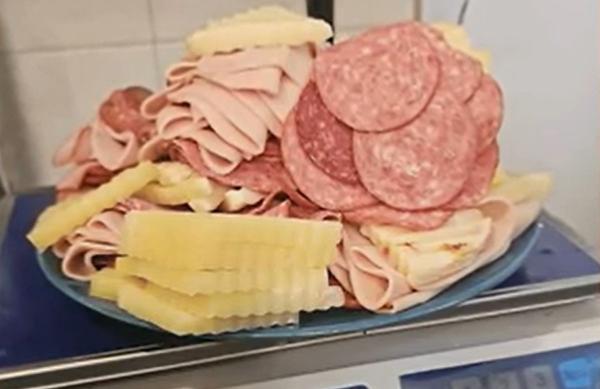 Turiști la un hotel de 4 stele din Constanța, prinși cu aproape 3 kilograme de mâncare în cameră