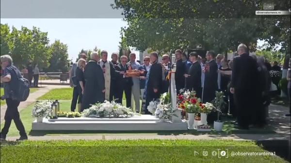 Ion Iliescu, comemorat în anonimat. O mână de oameni la mormântul fostului preşedinte