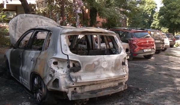 "Am rămas lemn". Reacția locatarilor după ce şi-au găsit mașinile arse într-o parcare din Oradea