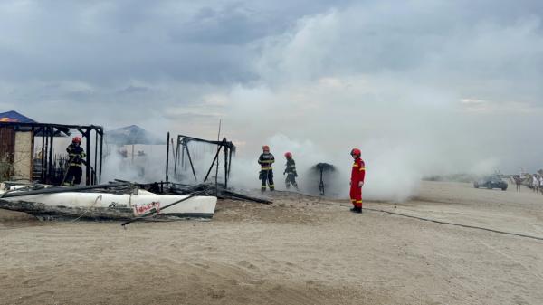 Incendiu violent pe plaja din zona Faleza Nord Constanţa. O construcţie s-a făcut scrum în câteva minute