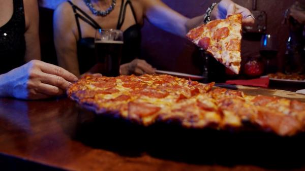 Pizza şi friptură, primele 2 preferinţe ale românilor. Preparatul surprinzător de pe locul 3