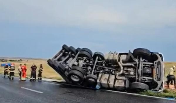 Ultima cursă pentru un şofer de TIR. Bărbatul a murit după ce s-a răsturnat cu autocamionul în şanţ