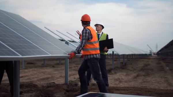 Statul cere ajutorul prosumatorilor să livreze energia din baterii în reţea. Motivul pentru care mulţi refuză