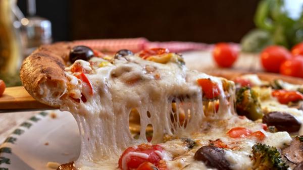 Pizza şi friptură, primele 2 preferinţe ale românilor. Preparatul surprinzător de pe locul 3
