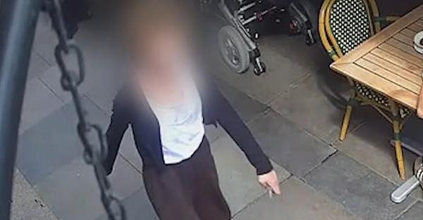 Femeia care a înjunghiat 4 bărbați în Londra ar fi româncă, susţine un martor citat de presa britanică