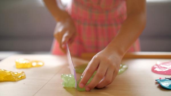 Jucăriile "squishy", pericol pentru copii. Un băiat francez, cu arsuri grave după ce una i-a explodat în faţă