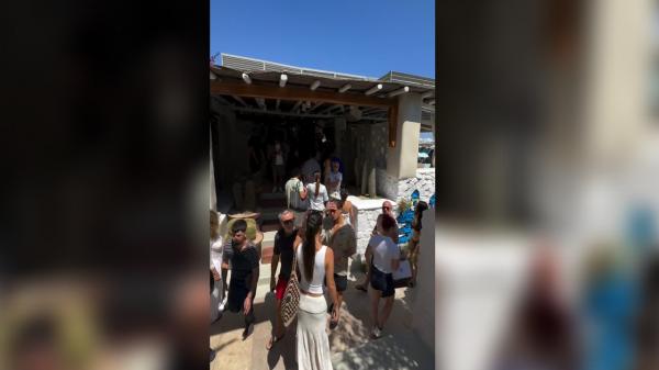 "Ia vedeţi coadă la șezlongurile de 180 euro bucata". Reacţia unui român ajuns pe "insula bogaţilor"