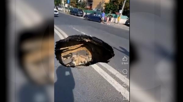 Carmen Şerban a intrat cu maşina într-un crater uriaș apărut pe Bulevardul Eroilor din Capitală