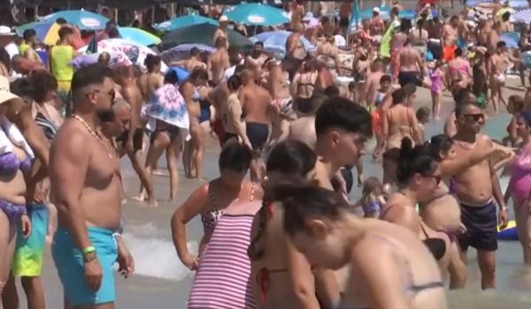 Peste 200.000 de turiști pe litoral, dar românii strâng cureaua. Cum își reduc cheltuielile din vacanţă