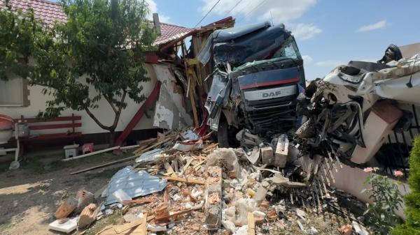 Prăpăd într-o comună din Vaslui. Un șofer de TIR a intrat în două gospodării: una dintre case, distrusă