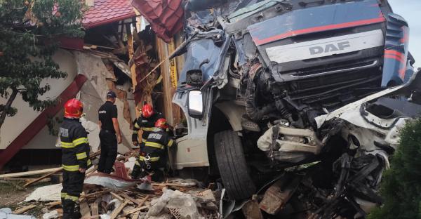 "Am zis că a căzut un meteorit". Cum s-a trezit o familie din Vaslui cu un TIR în casa abia renovată