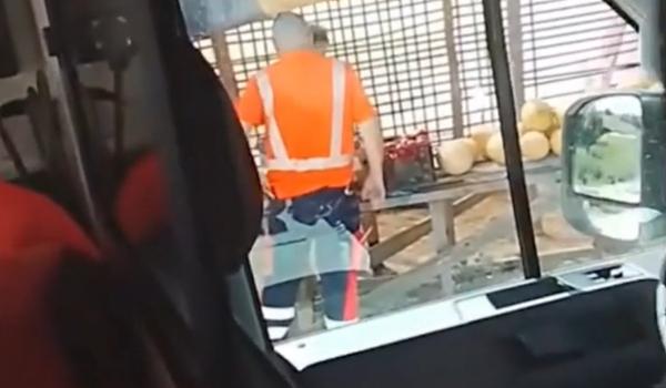 Filmul cursei cu ambulanţa din Bacău. Şoferul opreşte pe drum să cumpere pepeni, cu fetiţa bolnavă în maşină