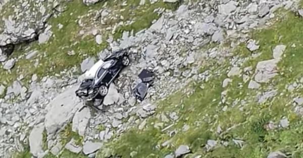 Încă o mașină a căzut în prăpastie pe Transfăgărășan. Șoferul coborâse să facă poze şi nu a tras frâna de mână