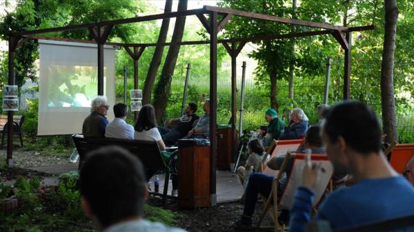 Un bloc din România și-a transformat curtea într-o comunitate. Are bibliotecă, grădină și chiar un amfiteatru