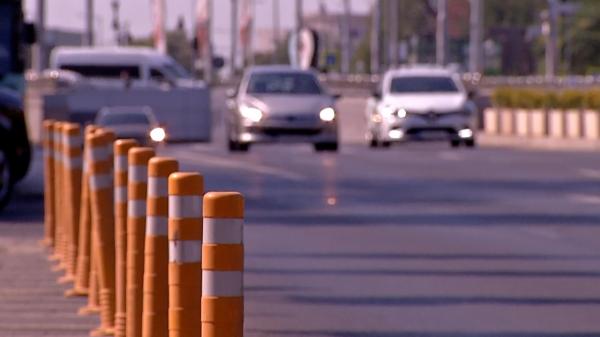 Afacerea cu borduri, înlocuită de cea cu stâlpişori. Sunt montaţi şi scoşi pe bandă rulantă