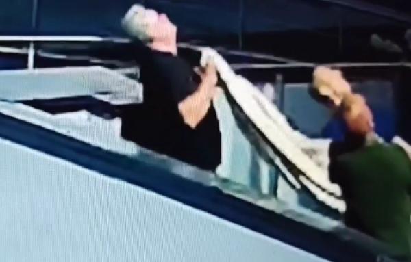 Momentul când o fetiță de 4 ani este salvată, după ce a căzut de la etaj. Mama dormea în tot acest timp