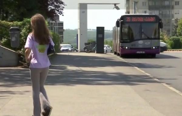 De la cheia de gât, la telefonul cu GPS. Cum s-a schimbat copilăria românilor și drumul elevilor spre școală