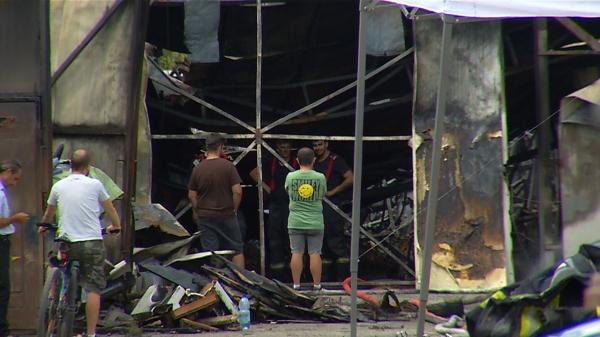 O hală din Chitila, făcută scrum noaptea trecută. Anchetatorii nu au aflat încă de la ce a pornit incendiul